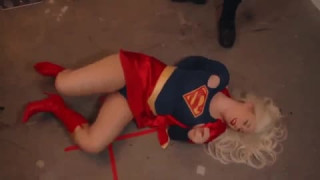 Blonde Superwoman mit dicken Titten genießt einen Cosplay