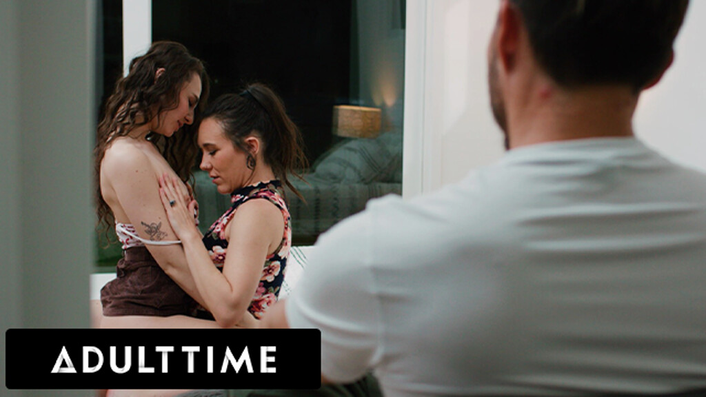 Zwei geile Lesben ficken direkt vor den Augen des Ehemannes